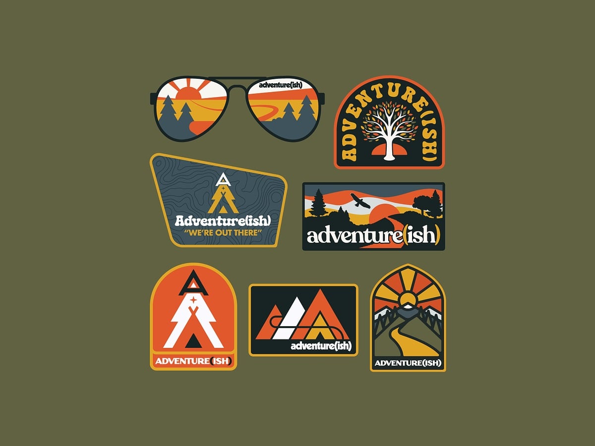 Bảy miếng dán adventure(ish): kính râm in cảnh núi, cây trong khung vòm, lều chữ A, dãy núi, con đường đèo dưới mặt trời, tông cam vàng xanh rêu