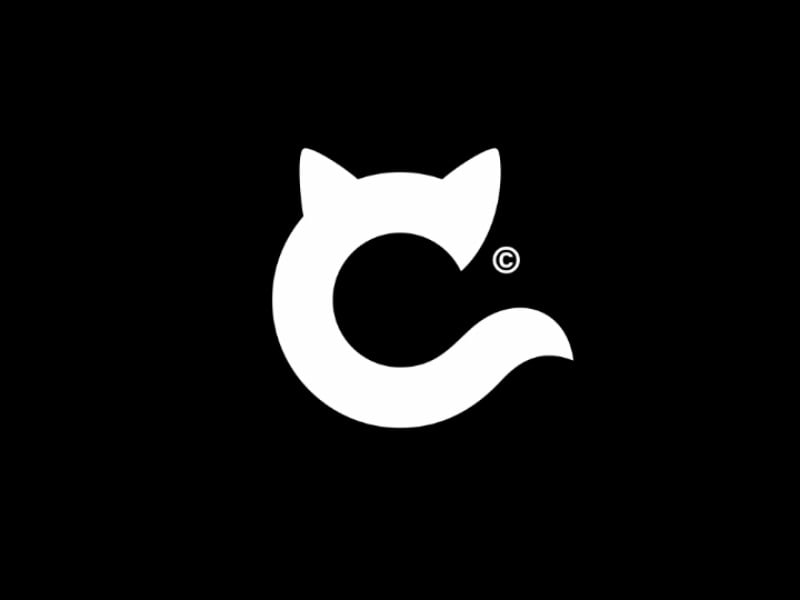 Logo chữ C trắng trên nền đen có hai tai mèo ở trên và đuôi mèo cong ở cuối nét