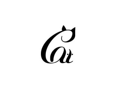 Logo chữ Cat viết tay màu đen, nét cuối của chữ C mọc hai tai mèo và hai chấm mắt nằm giữa chữ