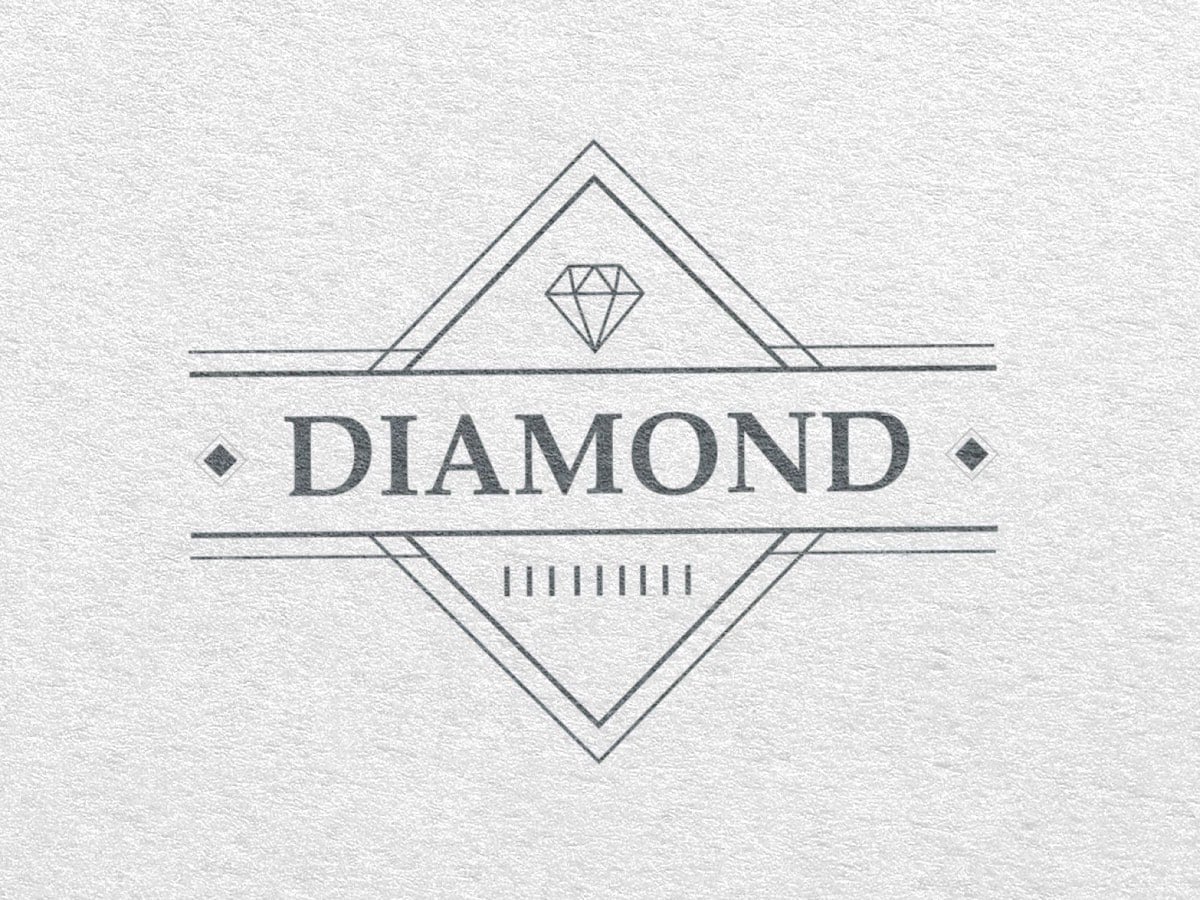 Logo kim cương nét mảnh màu xám trên giấy: khung hình thoi đôi, viên kim cương nhỏ ở trên, chữ DIAMOND có chân ở giữa