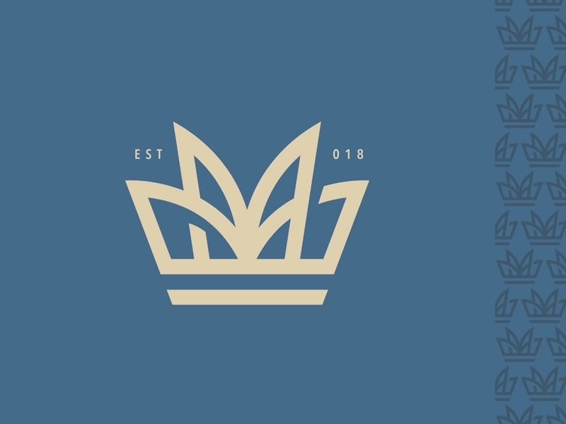 Logo M Crown màu kem trên nền xanh: các cánh vương miện nhọn ghép thành chữ M, một gạch ngang bên dưới