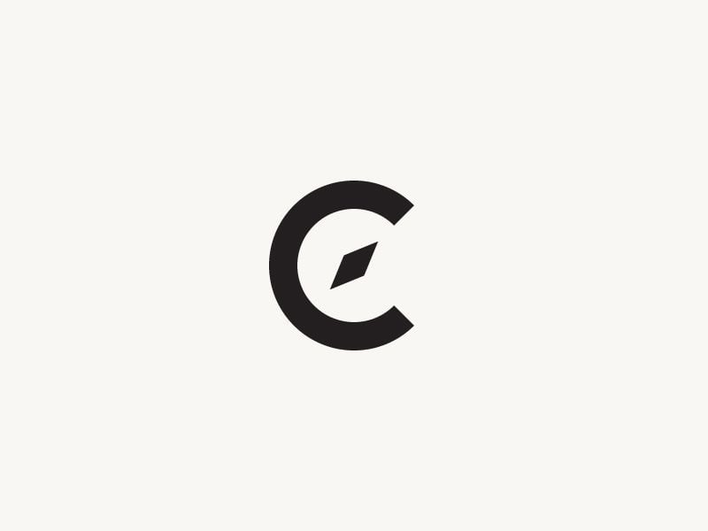 Logo chữ C đen nét dày trên nền kem, trong lòng chữ là một kim la bàn hình thoi nghiêng