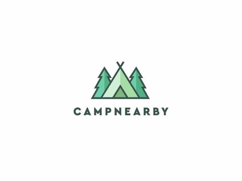 Logo Campnearby: chiếc lều tam giác xanh nhạt giữa hai cây thông, viền xanh đậm cùng độ dày, chữ CAMPNEARBY giãn rộng bên dưới