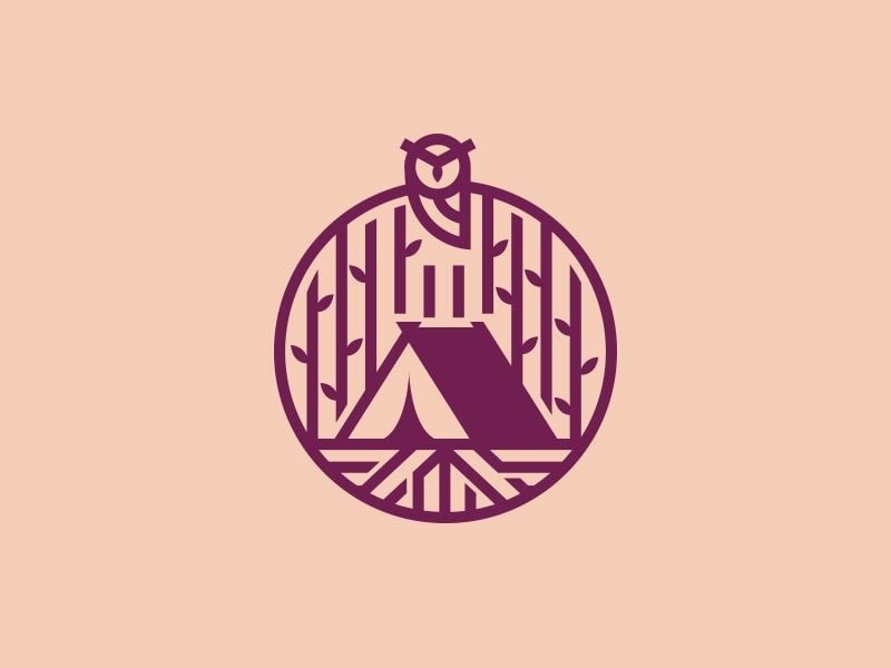 Logo camping một màu tím mận trên nền hồng đào: vòng tròn có rừng tre nét đều, chiếc lều mảng đặc ở giữa và một con cú đậu trên vòng