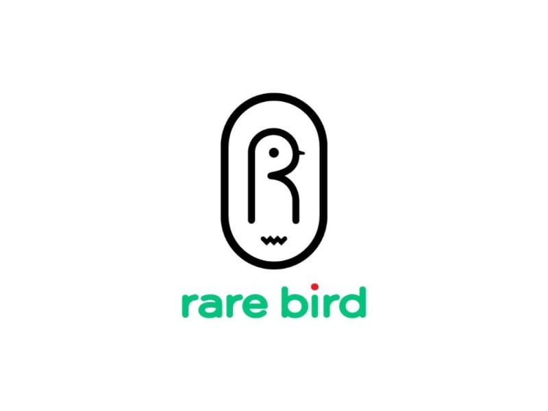 Logo rare bird: khung bầu dục nét đen, bên trong chữ R cách điệu thành con chim nhỏ, chữ rare bird màu xanh lá bên dưới
