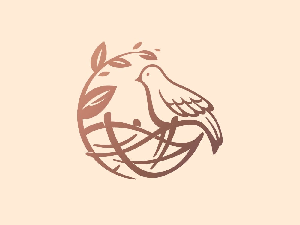 Logo tổ chim màu vàng hồng trên nền kem: chú chim đậu trên tổ đan bằng nét cong, cành lá ôm thành vòng tròn