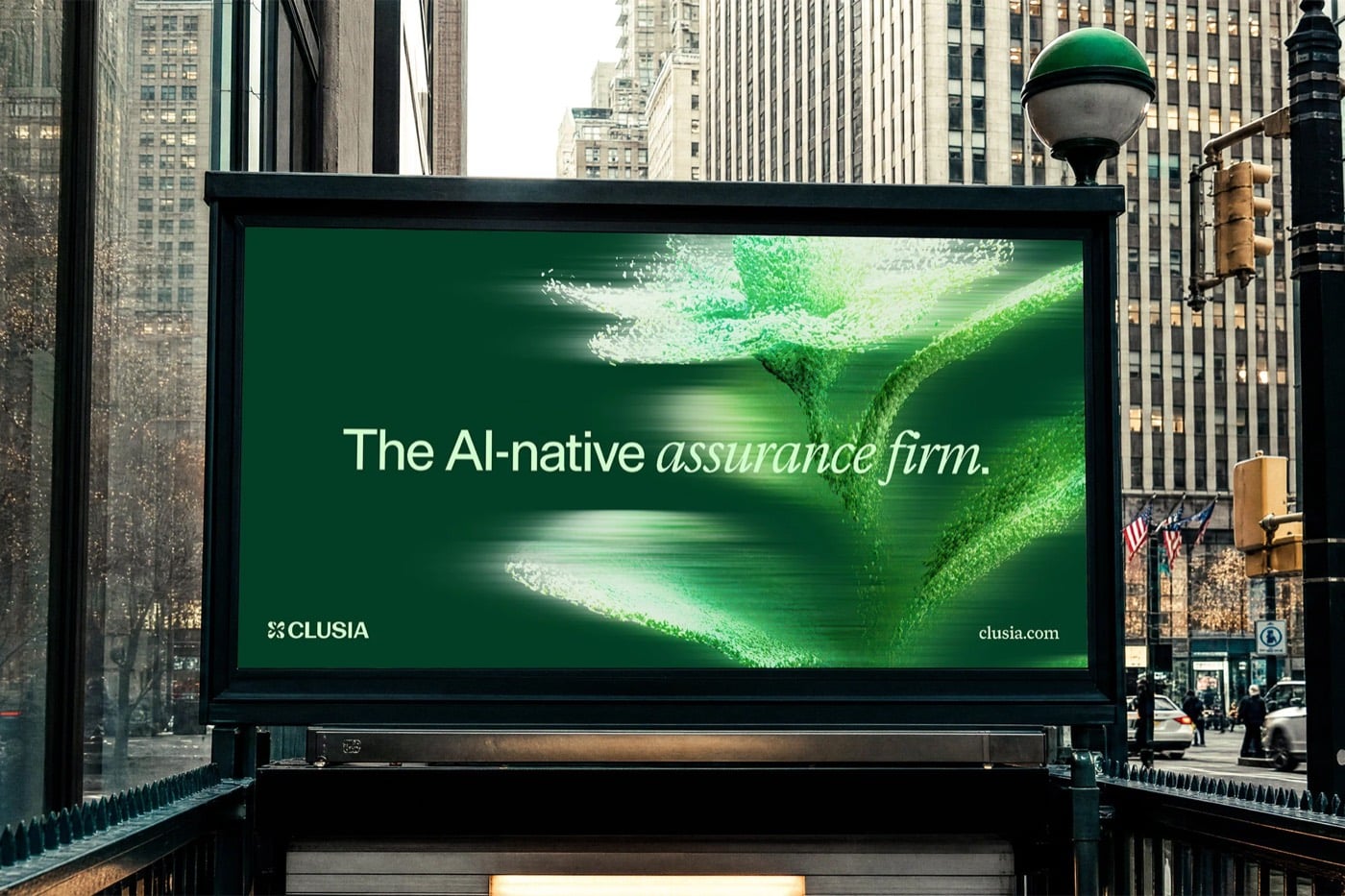 Biển quảng cáo Clusia ở lối xuống ga tàu điện ngầm New York, nền xanh lục đậm, câu The AI-native assurance firm, hình minh họa 3D gợn sóng xanh