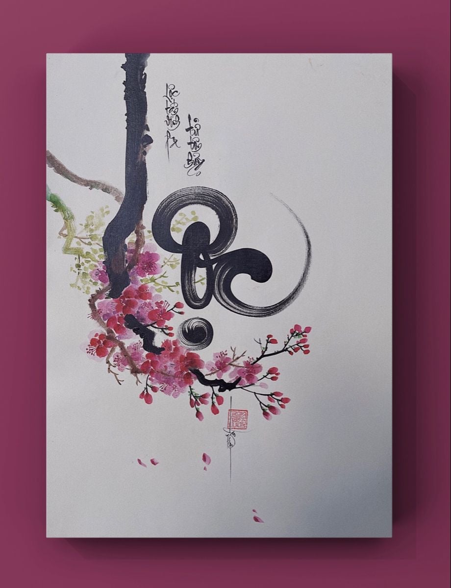 Tranh thư pháp chữ Lộc mực đen trên nền trắng với cành hoa đào đỏ hồng và hai dòng chữ nhỏ dọc