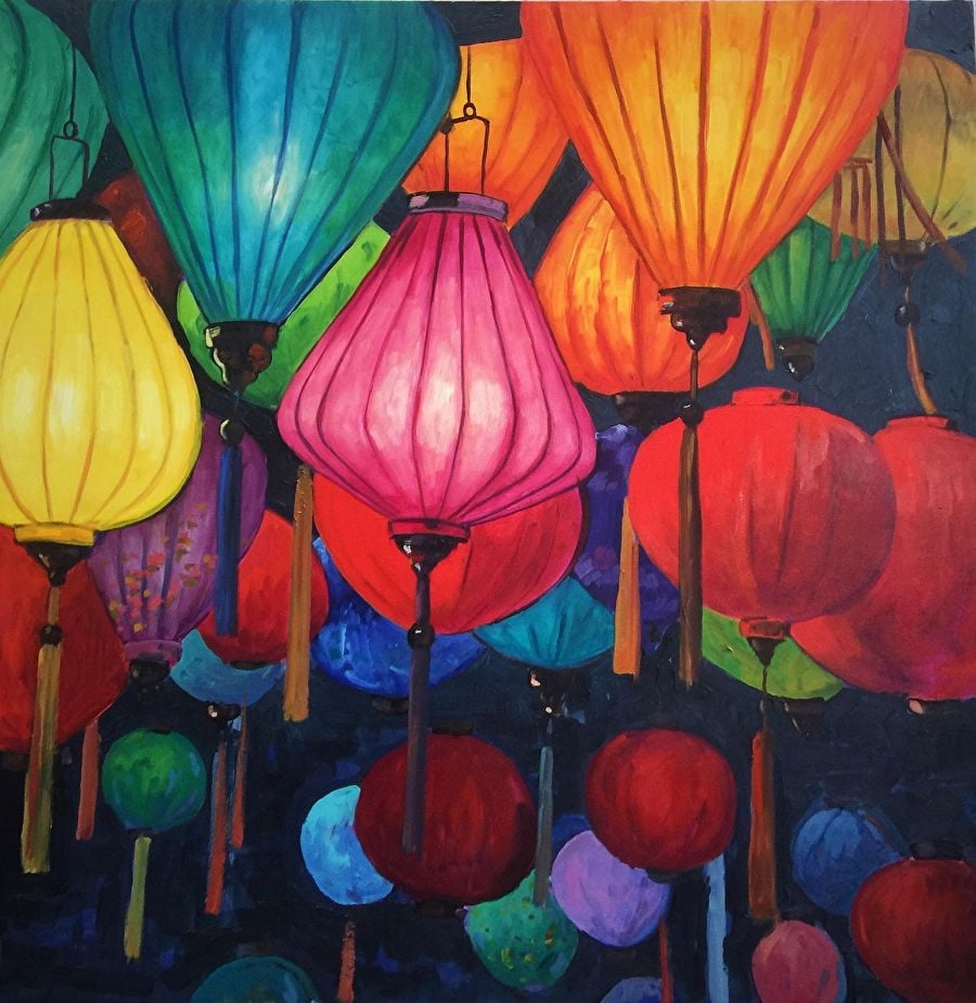 Tranh sơn dầu nhiều đèn lồng vải màu vàng, hồng, cam, đỏ, xanh ngọc treo chồng lên nhau trên nền xanh đen