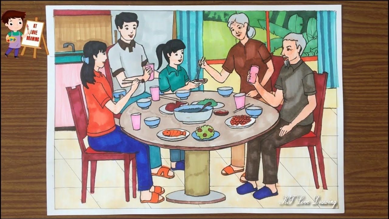 Tranh bút chì màu gia đình năm người ăn cơm quanh bàn tròn, ông bà bên phải, bố và con gái phía sau, mẹ áo cam ngồi góc trái, nồi canh và đĩa cá trên bàn