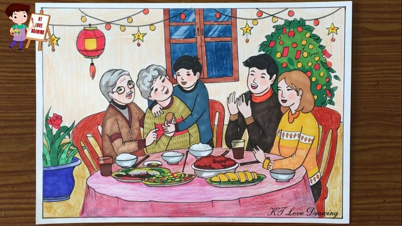 Tranh bút chì màu bữa cơm sum họp, ông bà bên trái được cháu ôm, bố mẹ bên phải đang cười, bàn phủ khăn hồng, đèn lồng đỏ và dây đèn phía trên