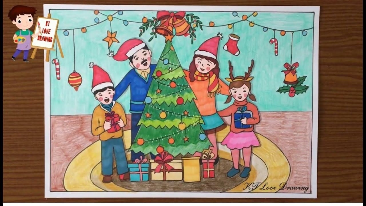 Tranh bút chì màu gia đình bốn người đội mũ Noel đứng quanh cây thông trang trí, hộp quà dưới gốc cây, dây đèn và đồ trang trí trên tường xanh nhạt
