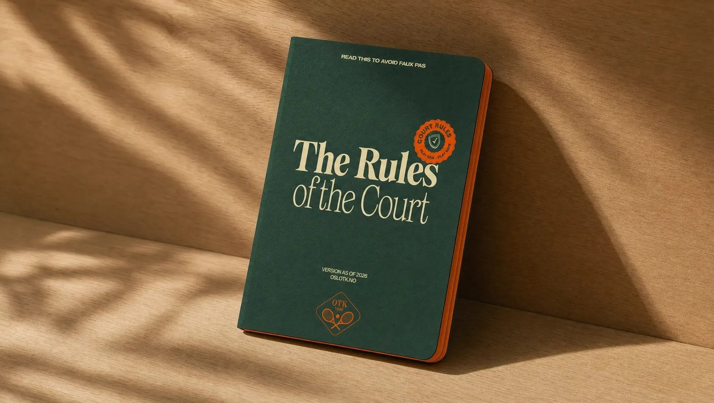 Cuốn sổ bìa xanh rừng gáy cam dựa vào tường be dưới bóng lá, chữ The Rules of the Court màu kem kiểu có chân, huy hiệu câu lạc bộ ở dưới