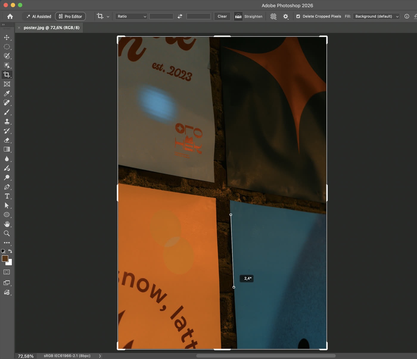 Crop Tool trong Photoshop với nút Straighten, kéo đường thẳng theo khe dọc giữa hai poster