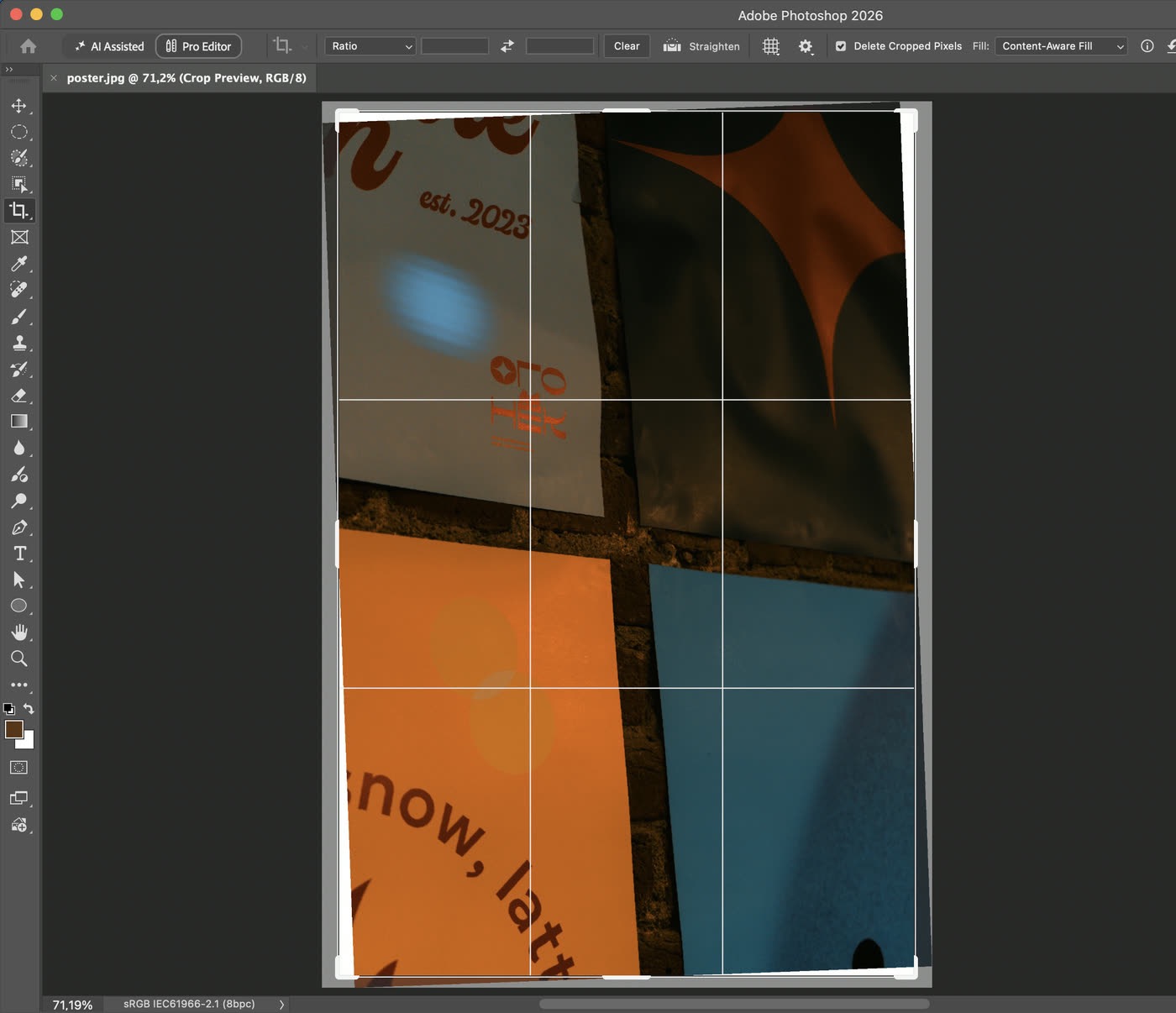 Khung cắt xoay quá mép ảnh trong Photoshop, các góc trắng sẽ được Content-Aware Fill lấp