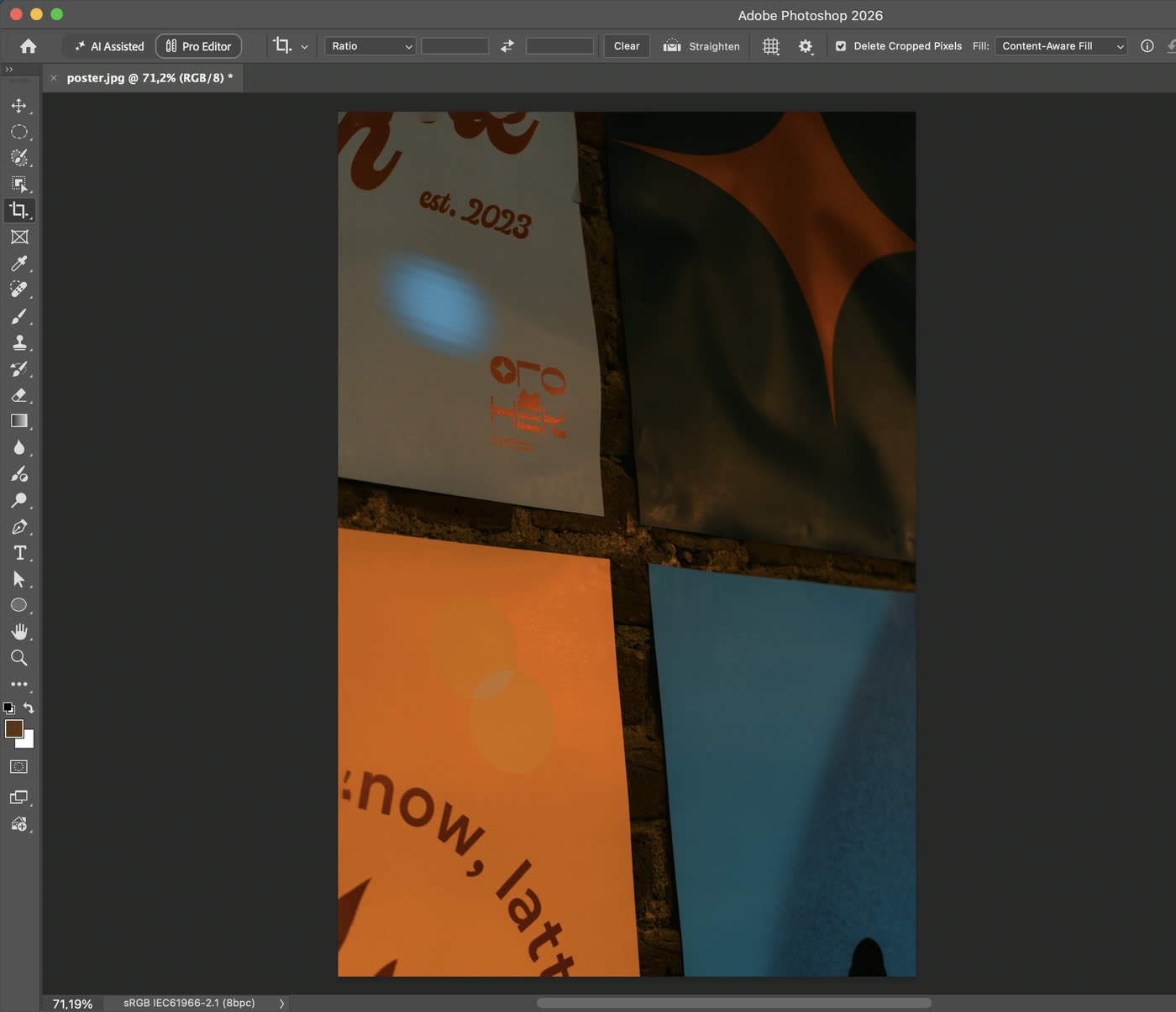 Ảnh sau khi xoay và lấp góc bằng Content-Aware Fill trong Photoshop