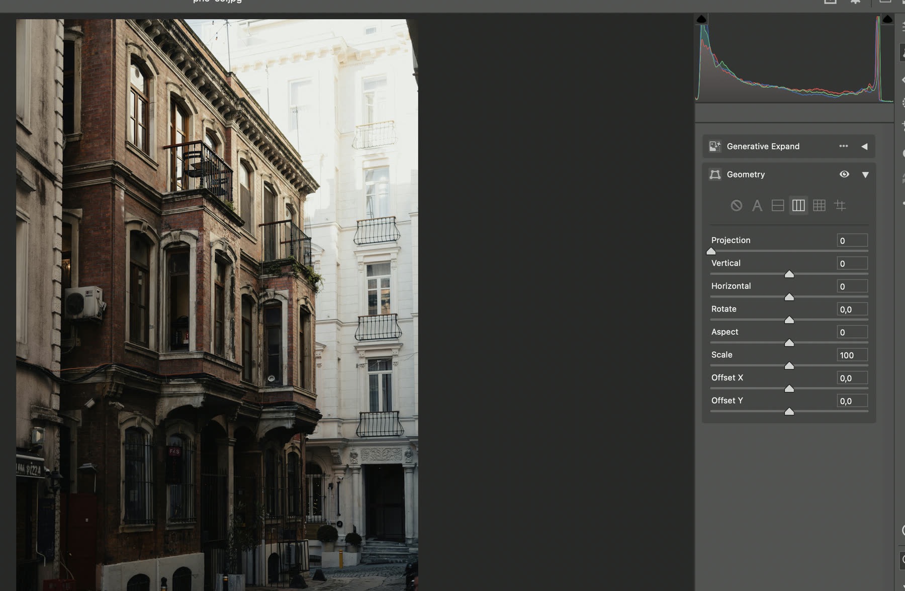 Panel Geometry trong Camera Raw Filter của Photoshop 2026 với Upright Vertical đang bật