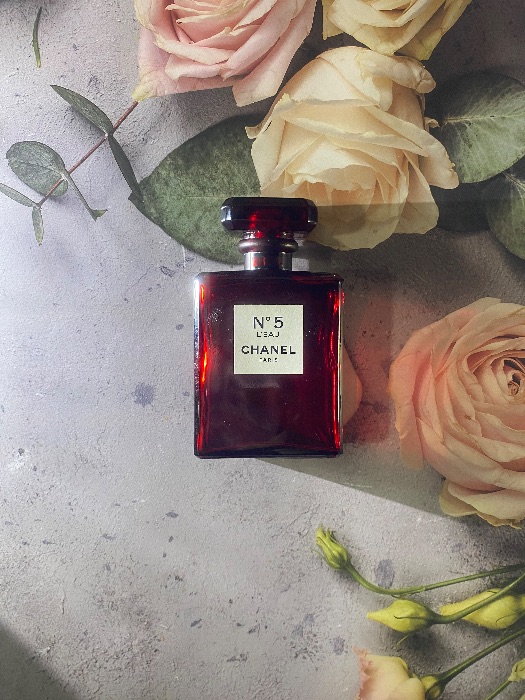 Goc 90 độ - chanel perfume
