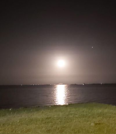 Một người nhiều suy nghĩ nhưng cũng đầy mơ mộng. Cuộc sống qua con mắt của tôi thật tuyệt!! how i view life