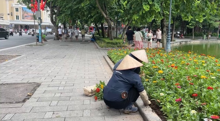 Workers at Ho Guom Lake