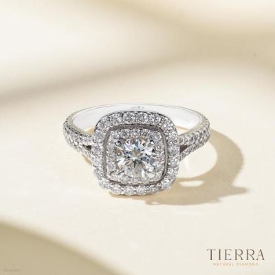 Vẻ đẹp của nhẫn đá Emerald - Trang sức tôn vinh cá tính, sang trọng cho nàng hiện đại