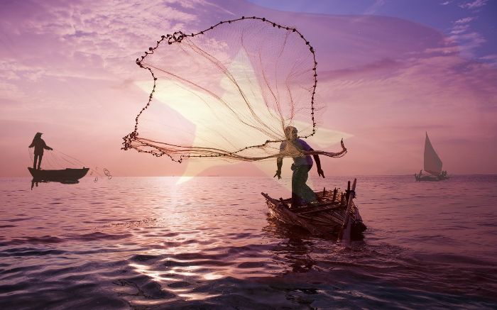 Thuyền đánh cá sáng sớm