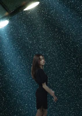 Cô gái lạc giữa vì sao