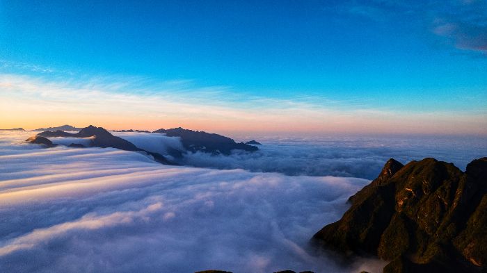 Chiếc ảnh cuối năm ngoái khi cầm máy của 1 anh trong đoàn trekking chụp. Mê quá nên quyết định xuống núi mua máy luôn :))))))) Bước vào con đường Chơi 1 thú vui sa hoa