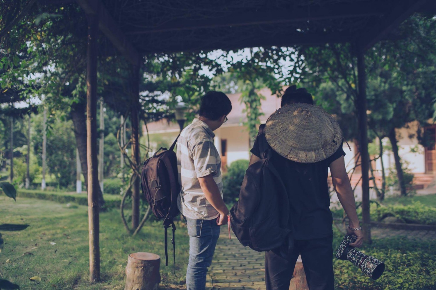 E mượn máy chụp nên k nhớ các thông số 