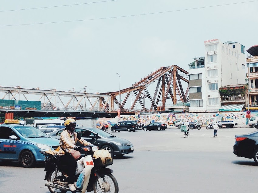CHÂN CẦU LONG BIÊN