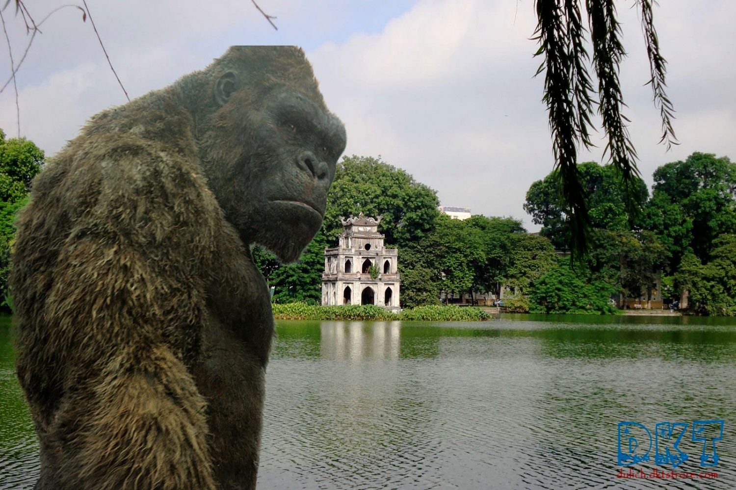 Kong lù lù ở Hồ Gươm