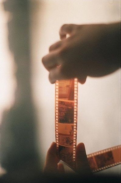 Thước film màu âm bản sau khi tráng, màu đảo ngược trên nền cam