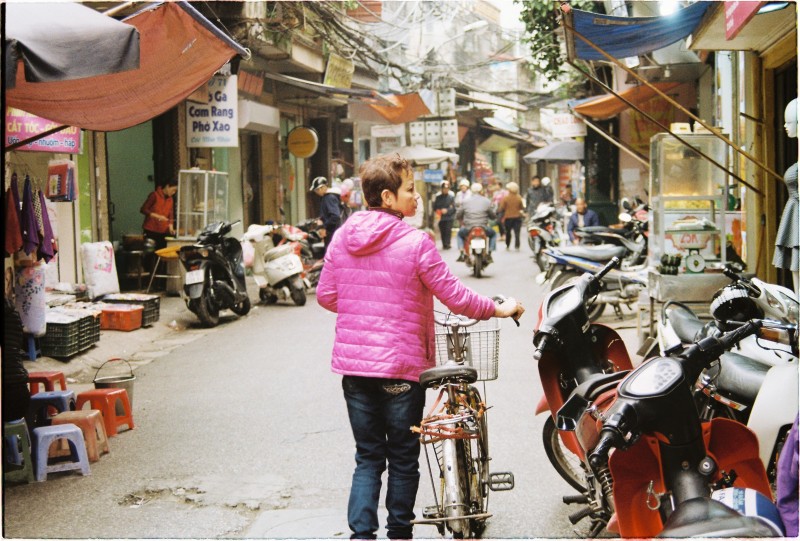 Ảnh chụp bằng film Kodak ColorPlus, tông vàng ấm
